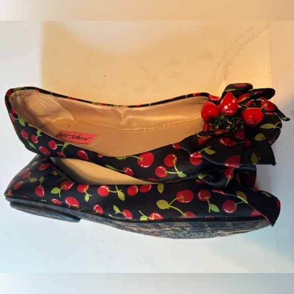 Retro Pinup Cherry flats with Strawberry Beaded Bows! - Picture 3 of 5